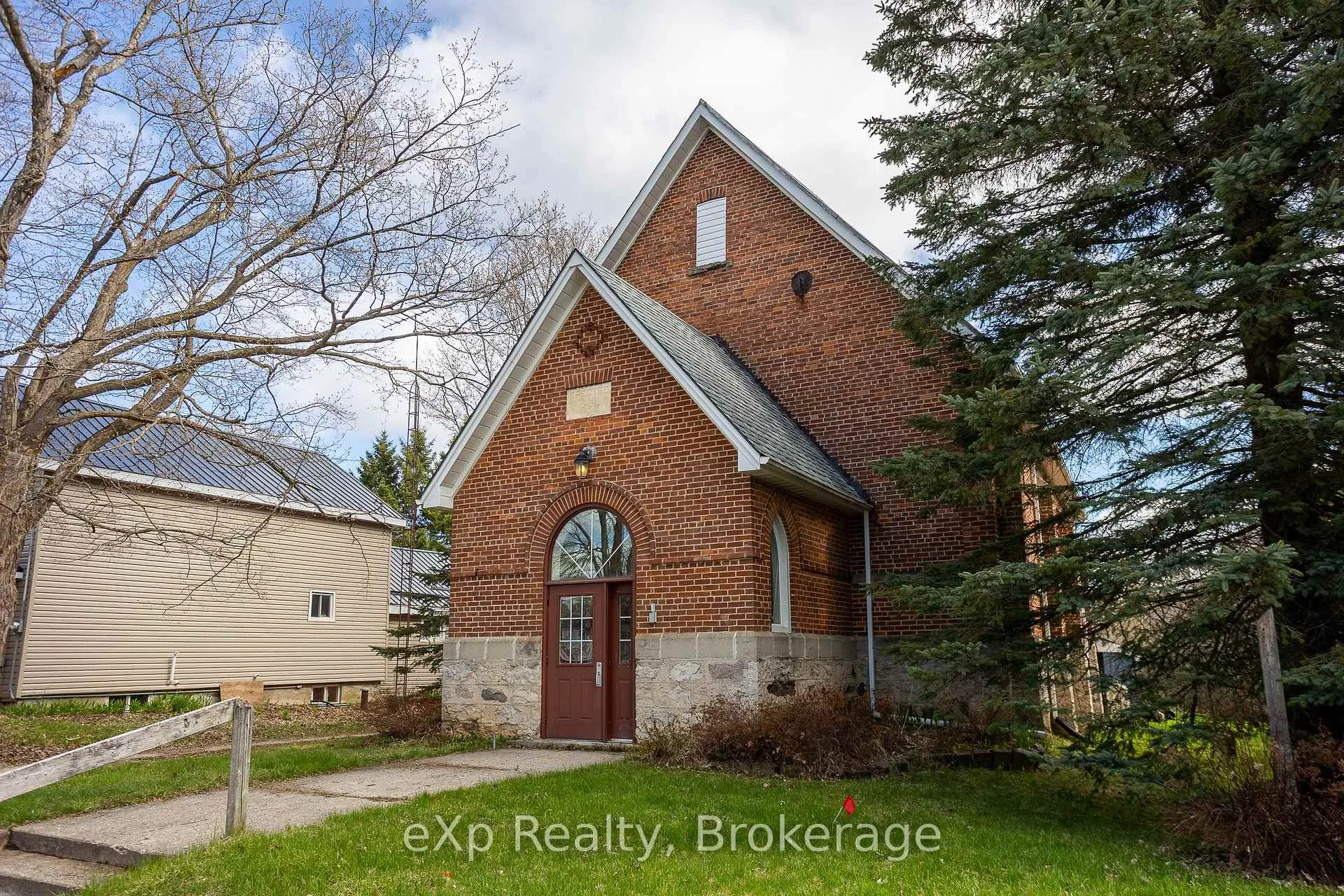 Photo 2 of 776839 Highway 10, Chatsworth — HOMEH