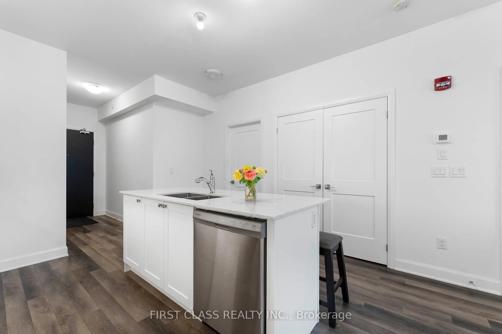 Photo 8 of Unit 330, 50 Lakebreeze Drive, Clarington, Newcastle — HOMEH