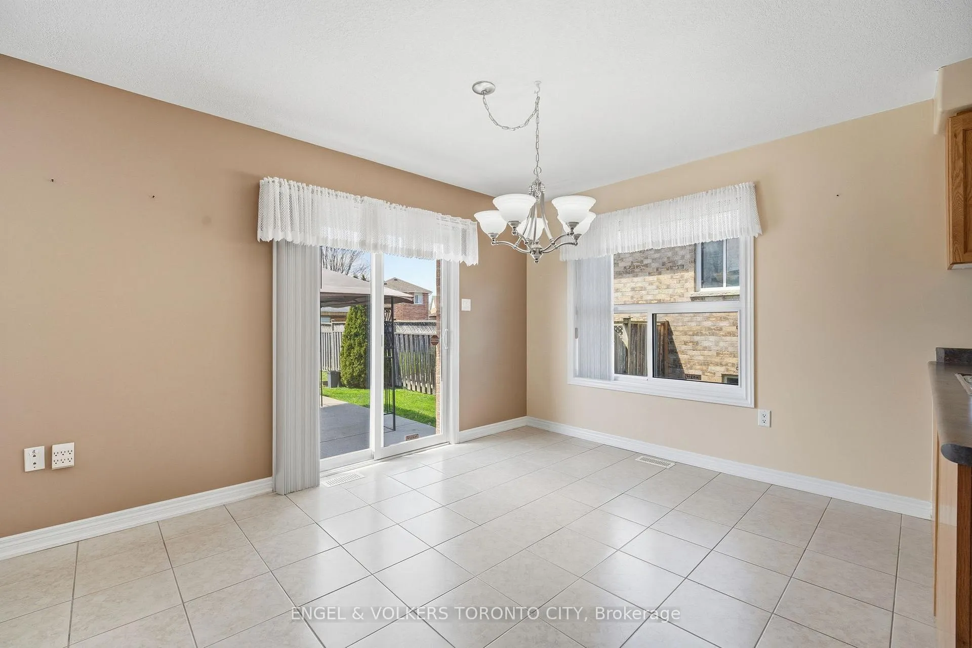 Photo 17 of 144 Buchanan Drive, New Tecumseth, Alliston — HOMEH