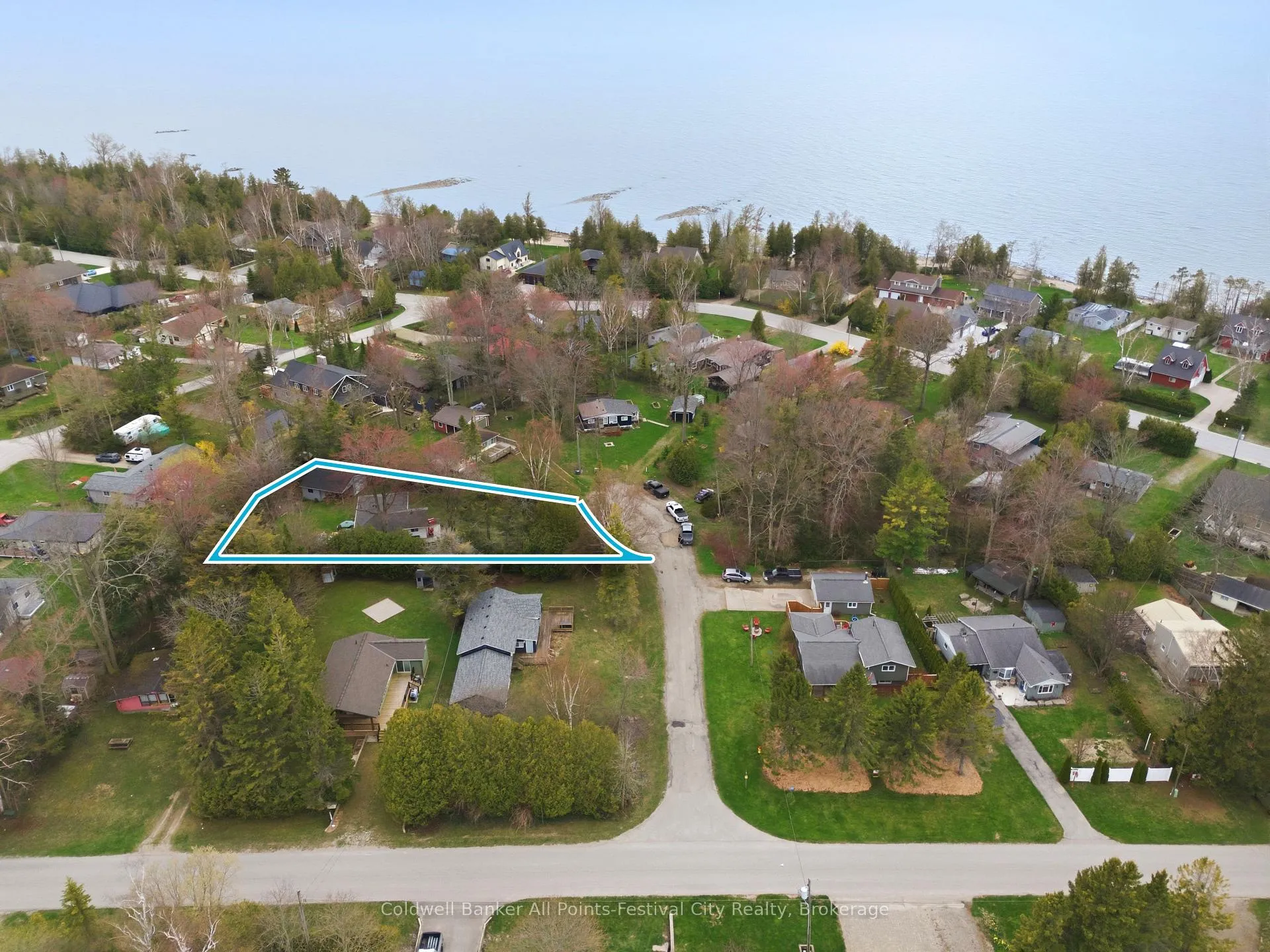 Photo 3 of 702 Yosacha Place, Huron-Kinloss — HOMEH
