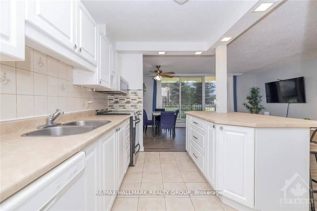 Photo 4 of Unit 104, 665 Bathgate Drive, Ottawa, Carson Meadows — HOMEH