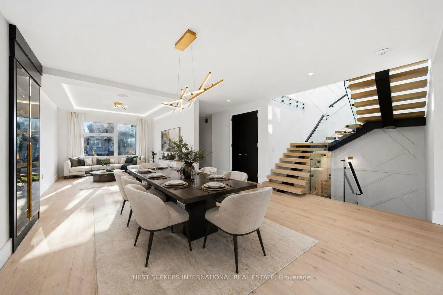 Photo 3 of 27 Inverleigh Drive, Etobicoke, Stonegate-Queensway — HOMEH