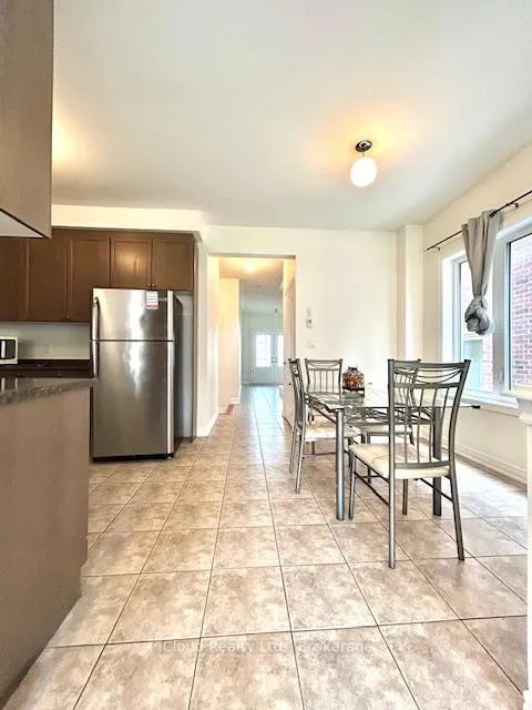 Photo 3 of 24 Yardley Crescent, Brampton, Credit Valley — HOMEH