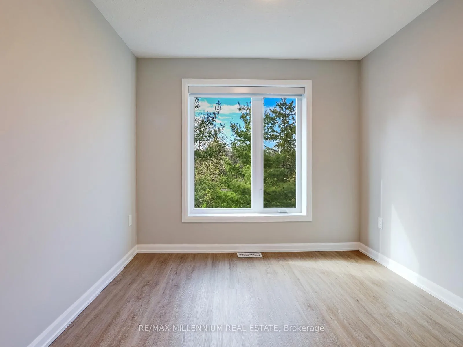 Photo 25 of 708 Woolwich Street, Guelph, Riverside Park — HOMEH