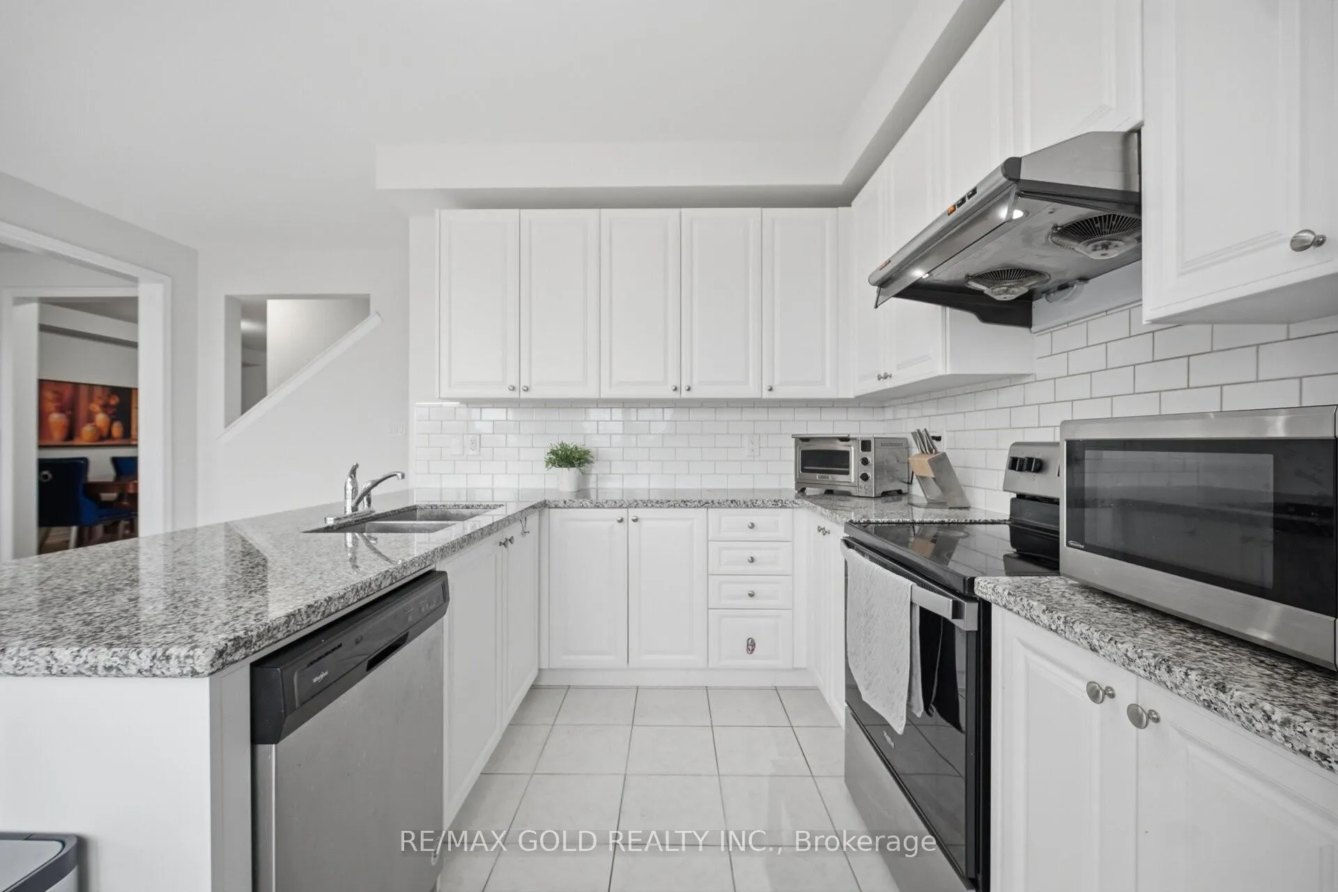 Photo 8 of 26 Geranium Crescent, Brampton, Bram West — HOMEH
