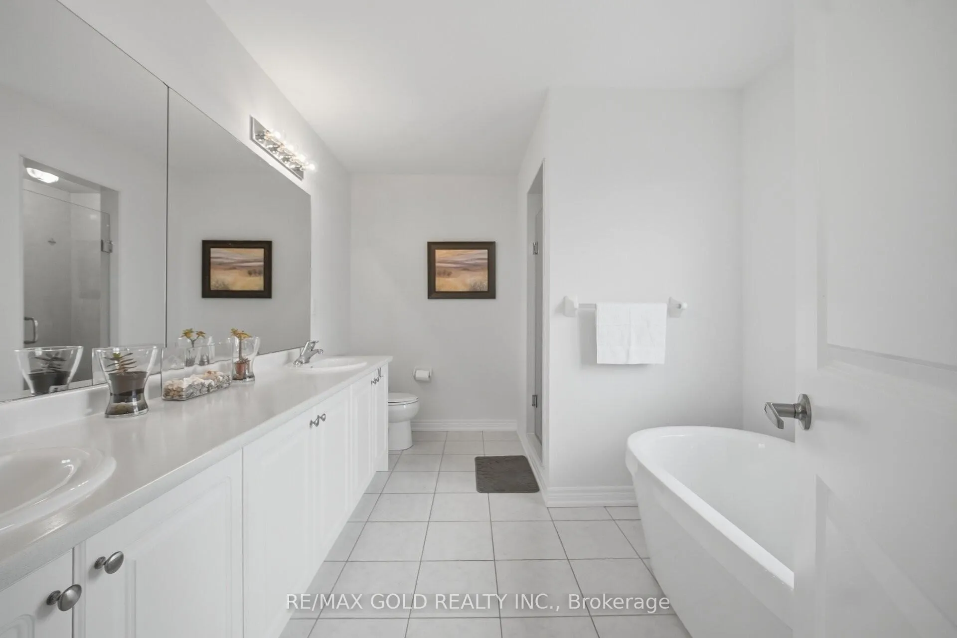 Photo 12 of 26 Geranium Crescent, Brampton, Bram West — HOMEH