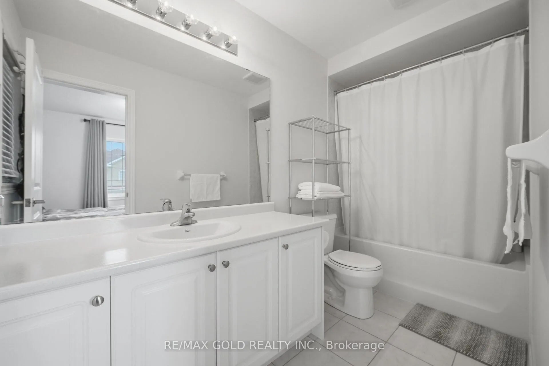 Photo 16 of 26 Geranium Crescent, Brampton, Bram West — HOMEH
