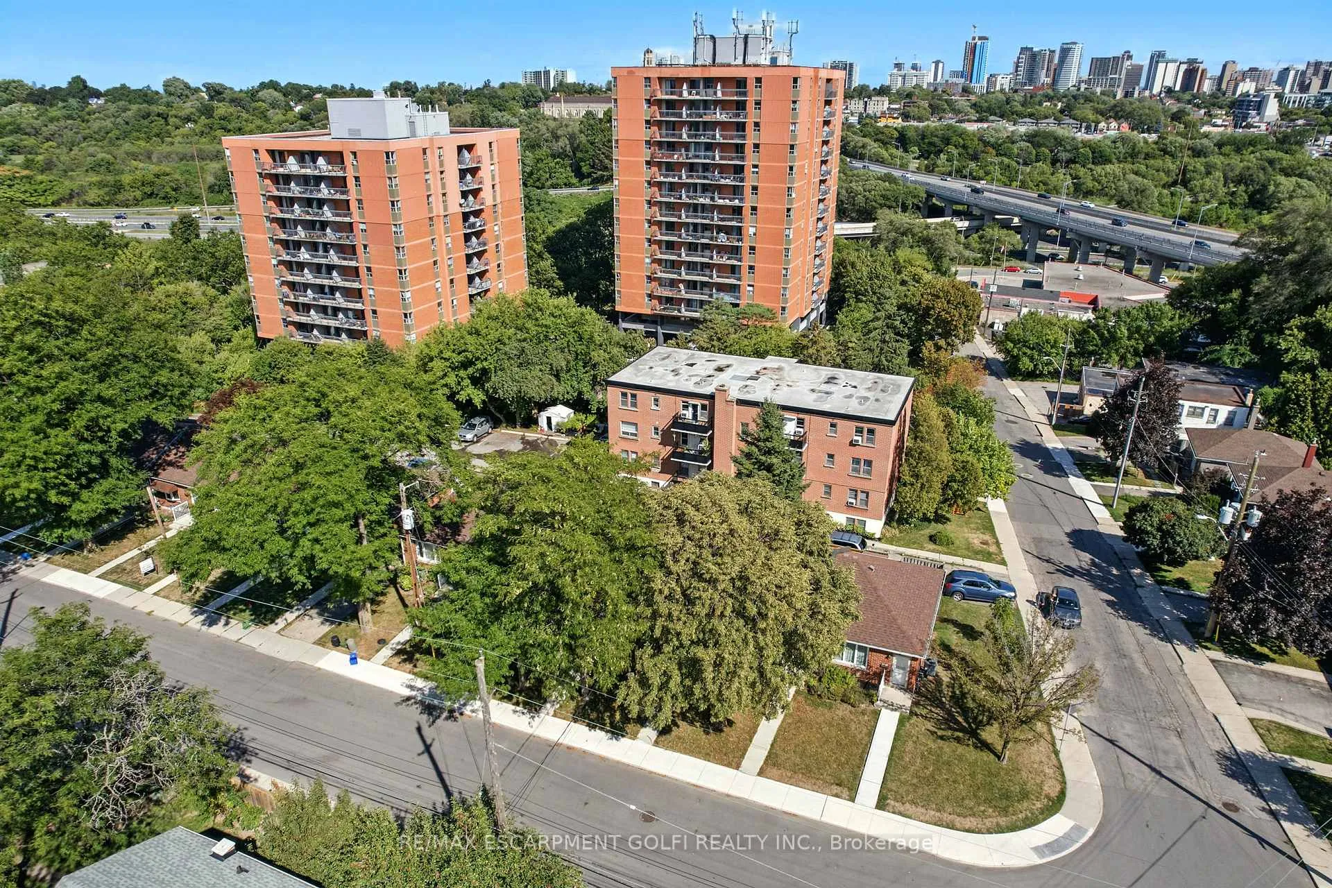 Photo 14 of 24 Macklin Street N, Hamilton, Westdale — HOMEH