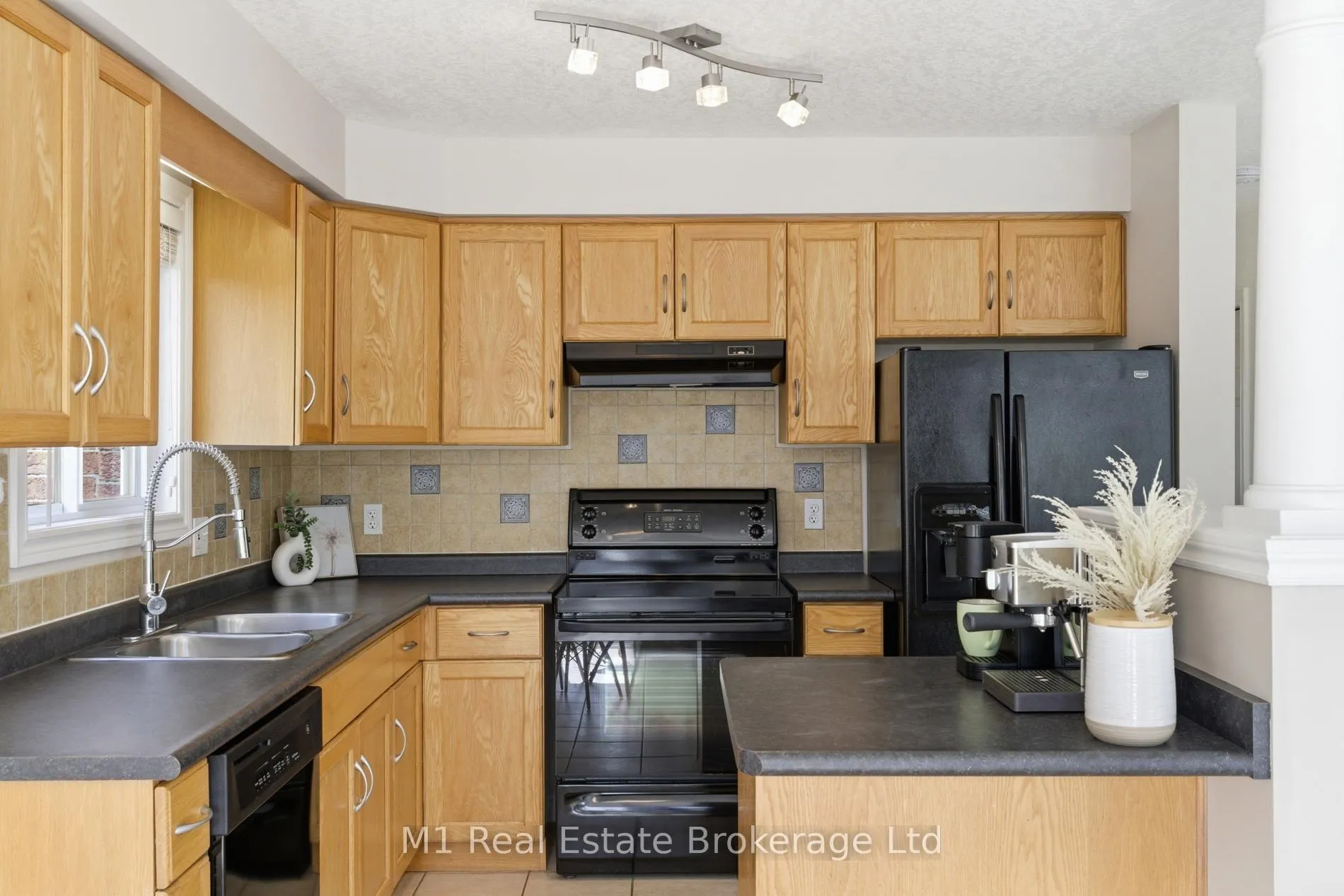 Photo 10 of 577 Mctavish Street, Centre Wellington, Fergus — HOMEH