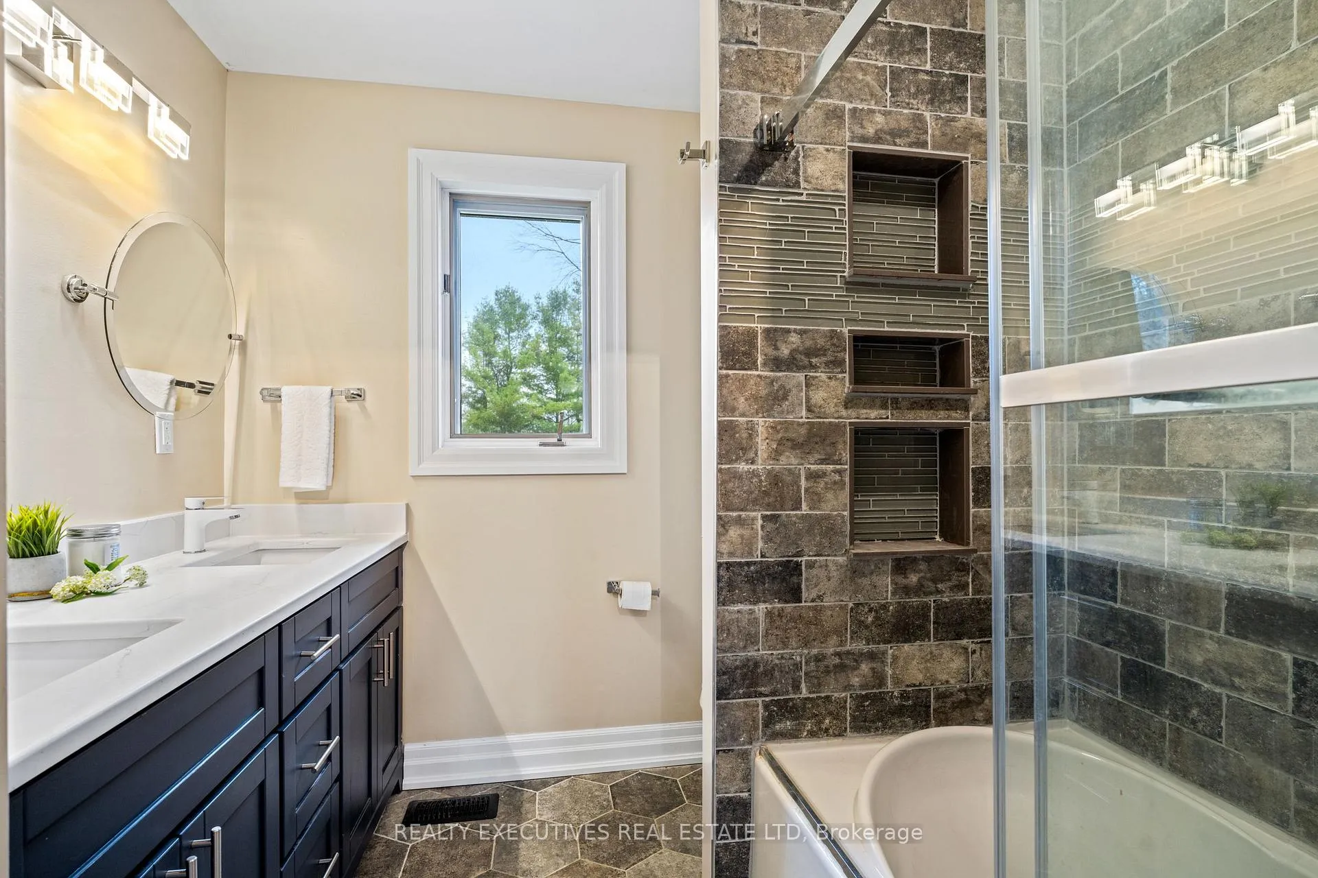 Photo 22 of 1664 Christina Crescent, North Dundas, North Dundas (Mountain) Twp — HOMEH