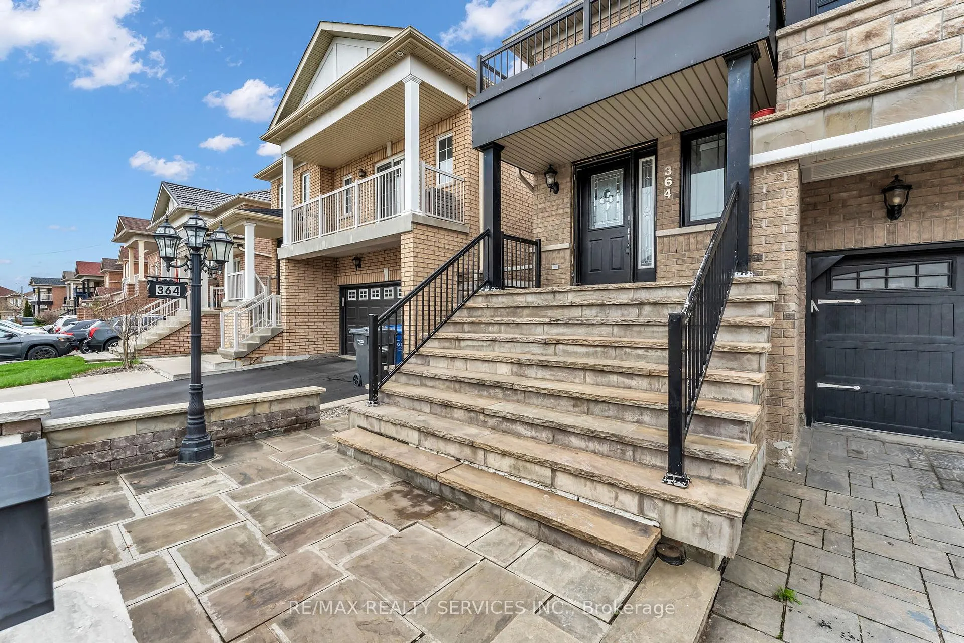 Photo 3 of 364 Queen Mary Drive, Brampton, Fletcher's Meadow — HOMEH
