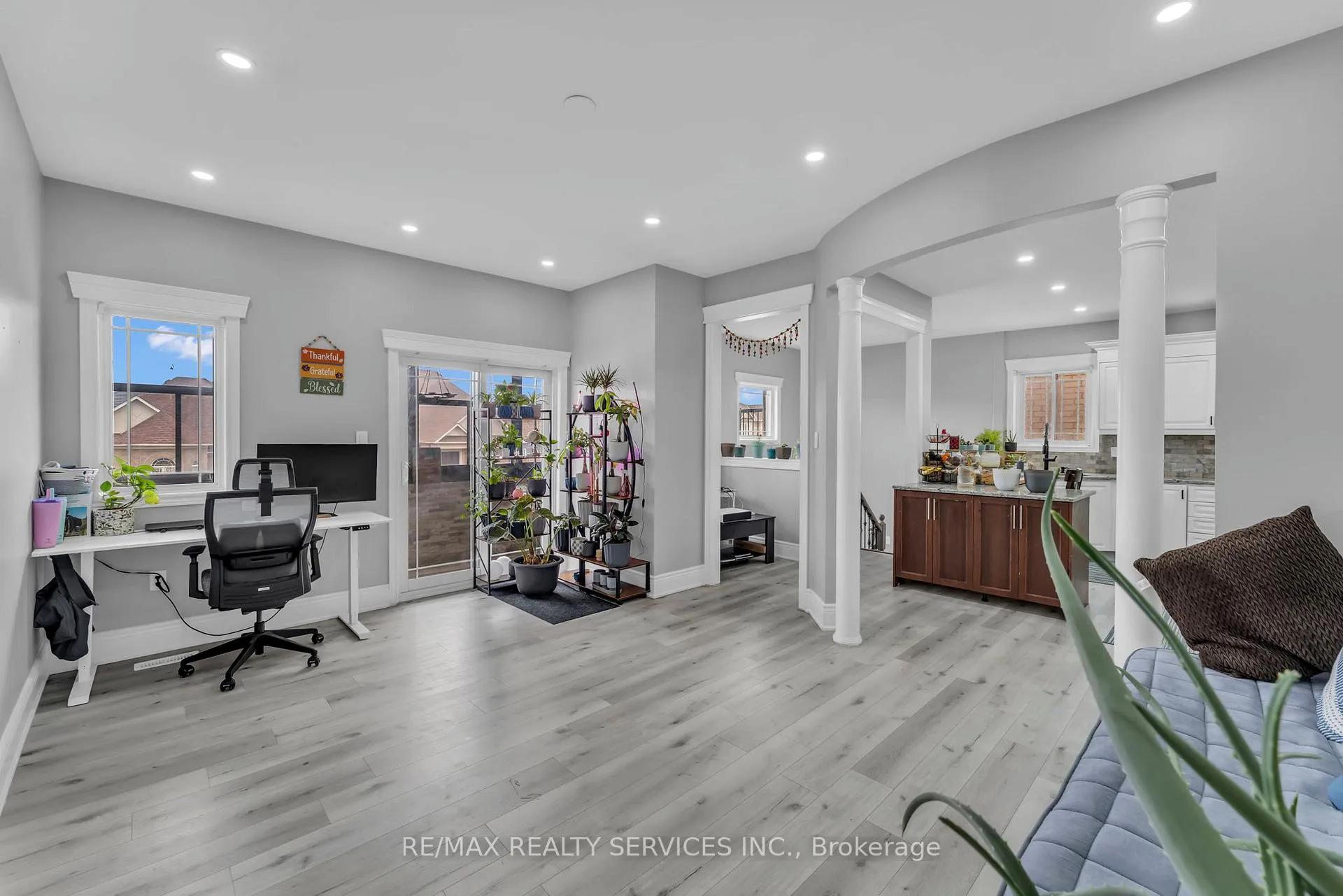 Photo 8 of 364 Queen Mary Drive, Brampton, Fletcher's Meadow — HOMEH