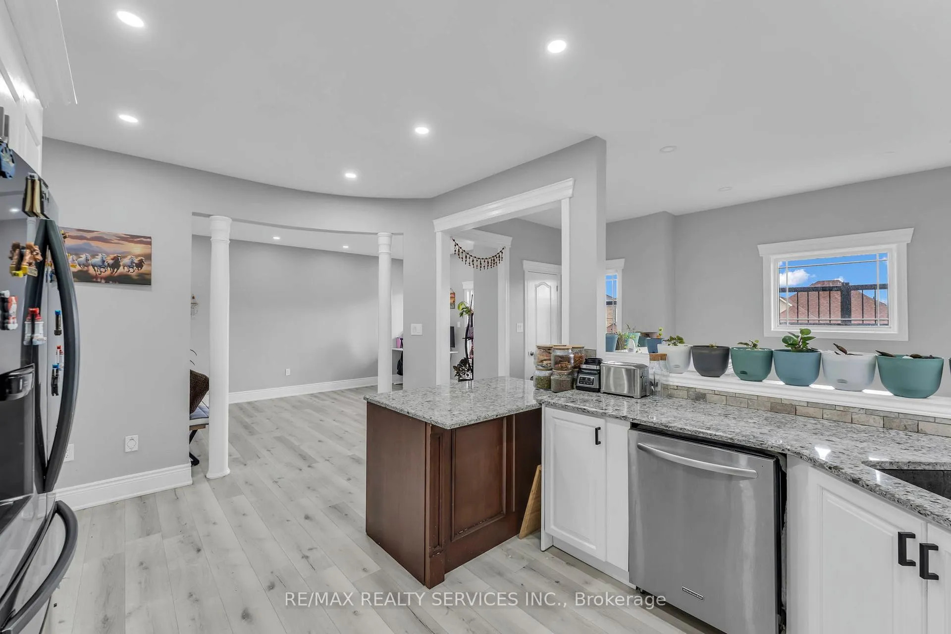 Photo 9 of 364 Queen Mary Drive, Brampton, Fletcher's Meadow — HOMEH