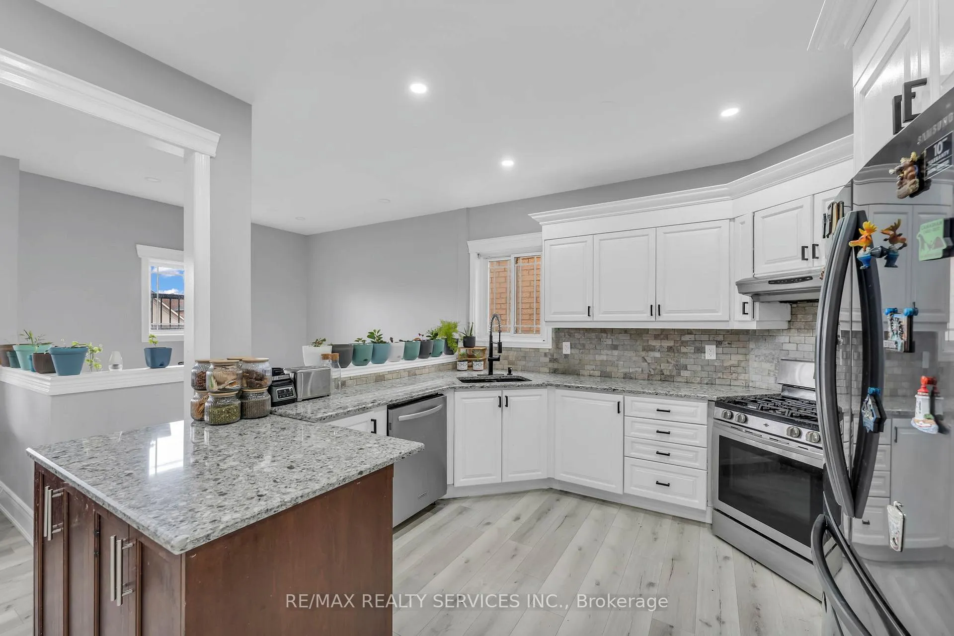 Photo 10 of 364 Queen Mary Drive, Brampton, Fletcher's Meadow — HOMEH