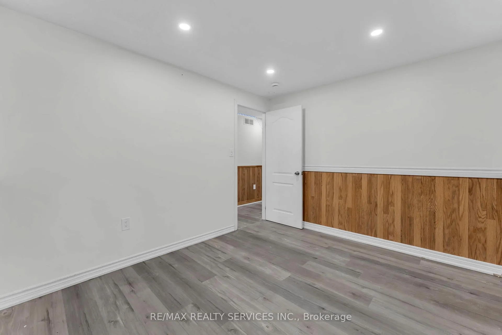 Photo 33 of 364 Queen Mary Drive, Brampton, Fletcher's Meadow — HOMEH