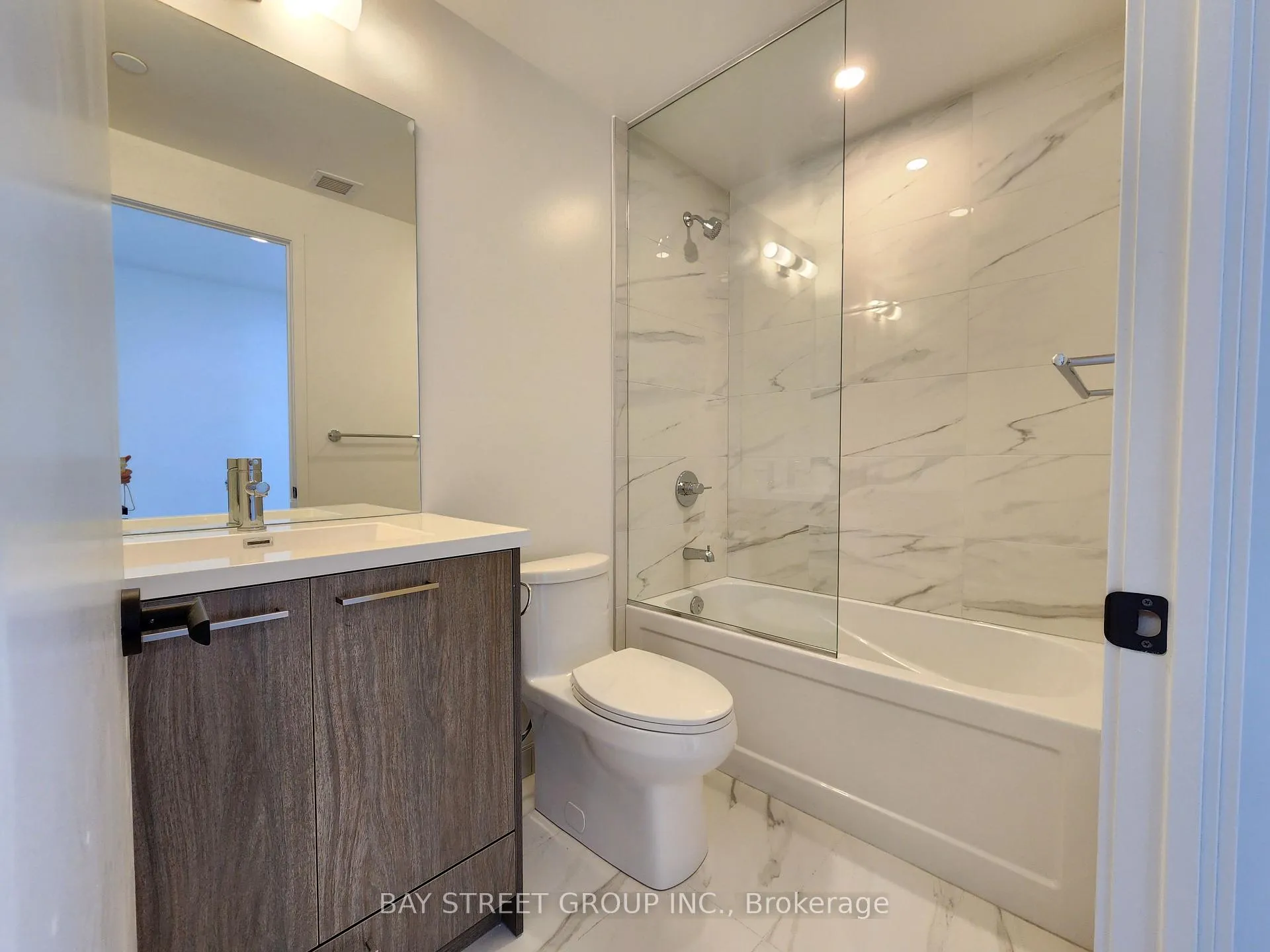 Photo 11 of Unit 2203, 28 Interchange Way, Vaughan, Vaughan Corporate Centre — HOMEH