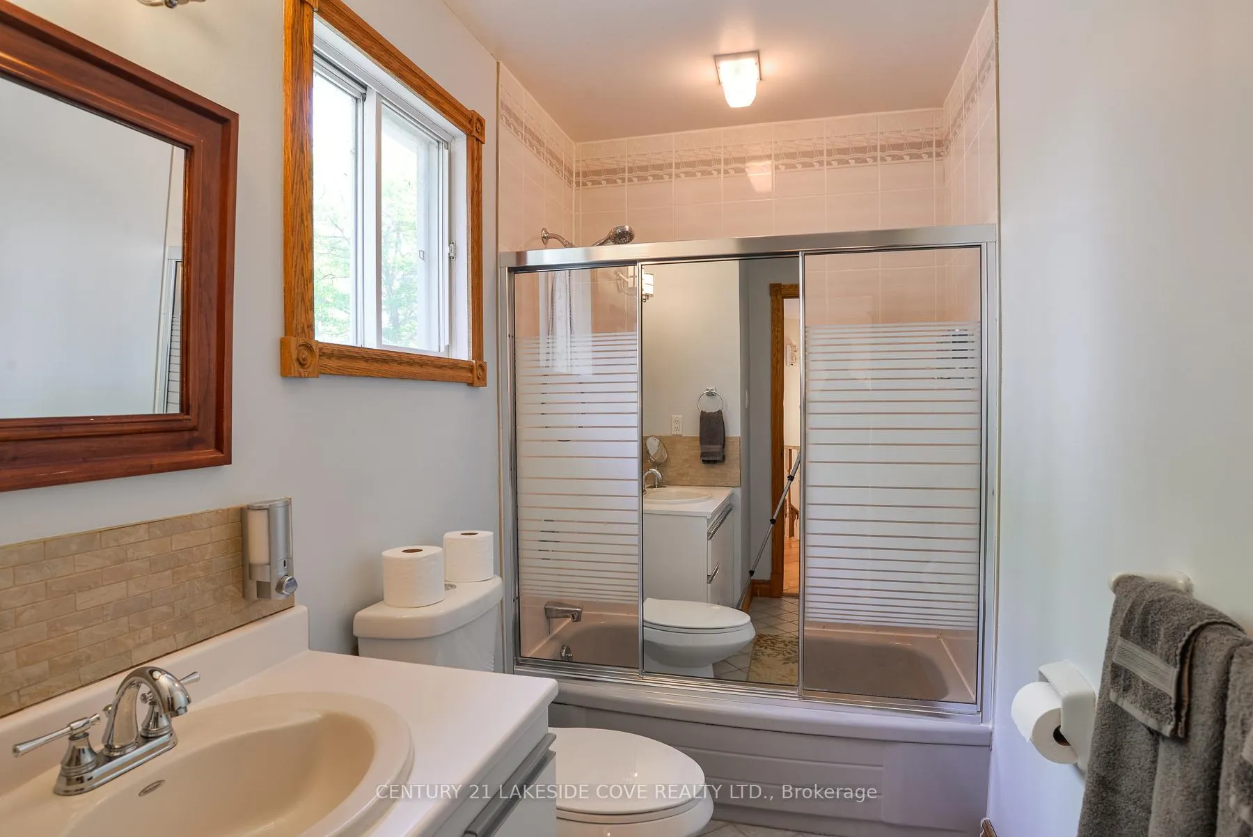 Photo 21 of 40 Ridge Avenue, Ramara, Brechin — HOMEH