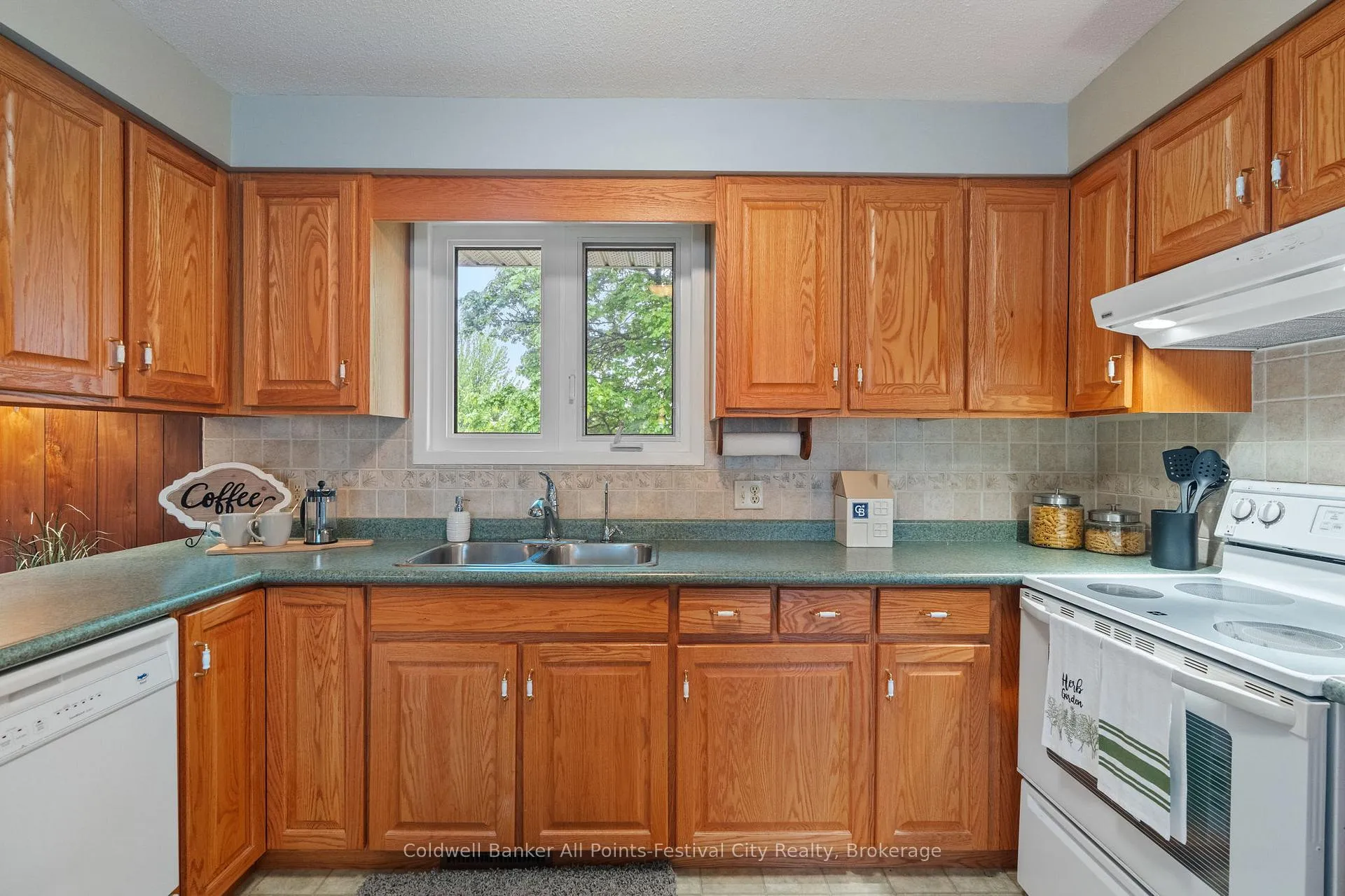 Photo 5 of 4 Suncoast Drive W, Goderich, Goderich (Town) — HOMEH