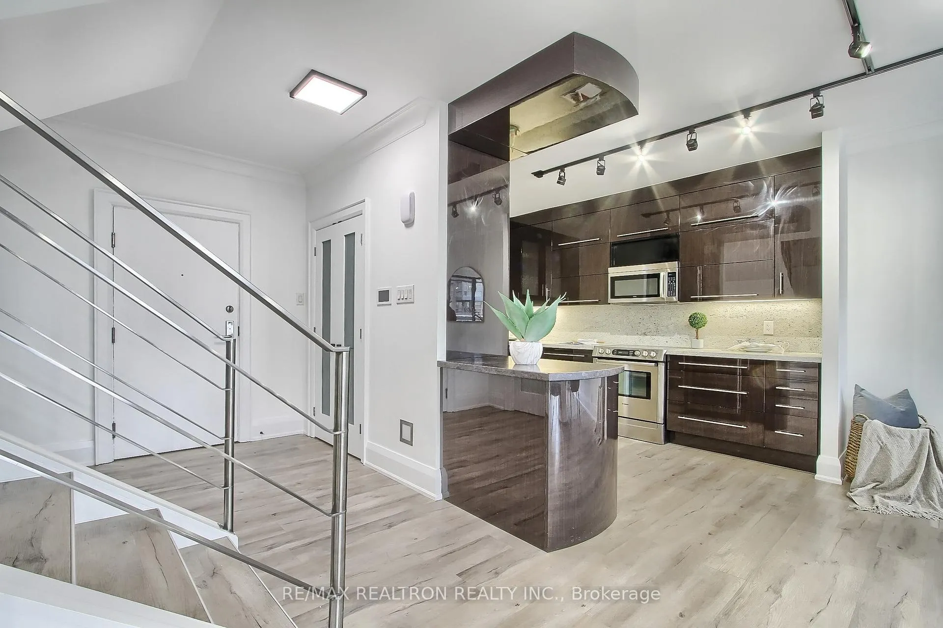 Photo 10 of Unit 406, 55A Avenue Road, Toronto, The Annex — HOMEH