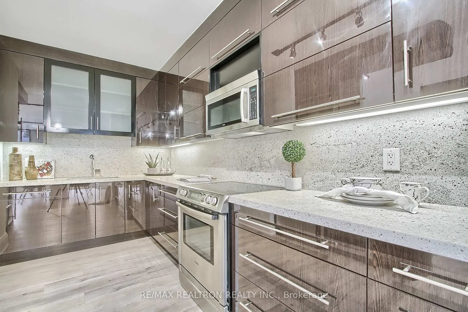 Photo 12 of Unit 406, 55A Avenue Road, Toronto, The Annex — HOMEH