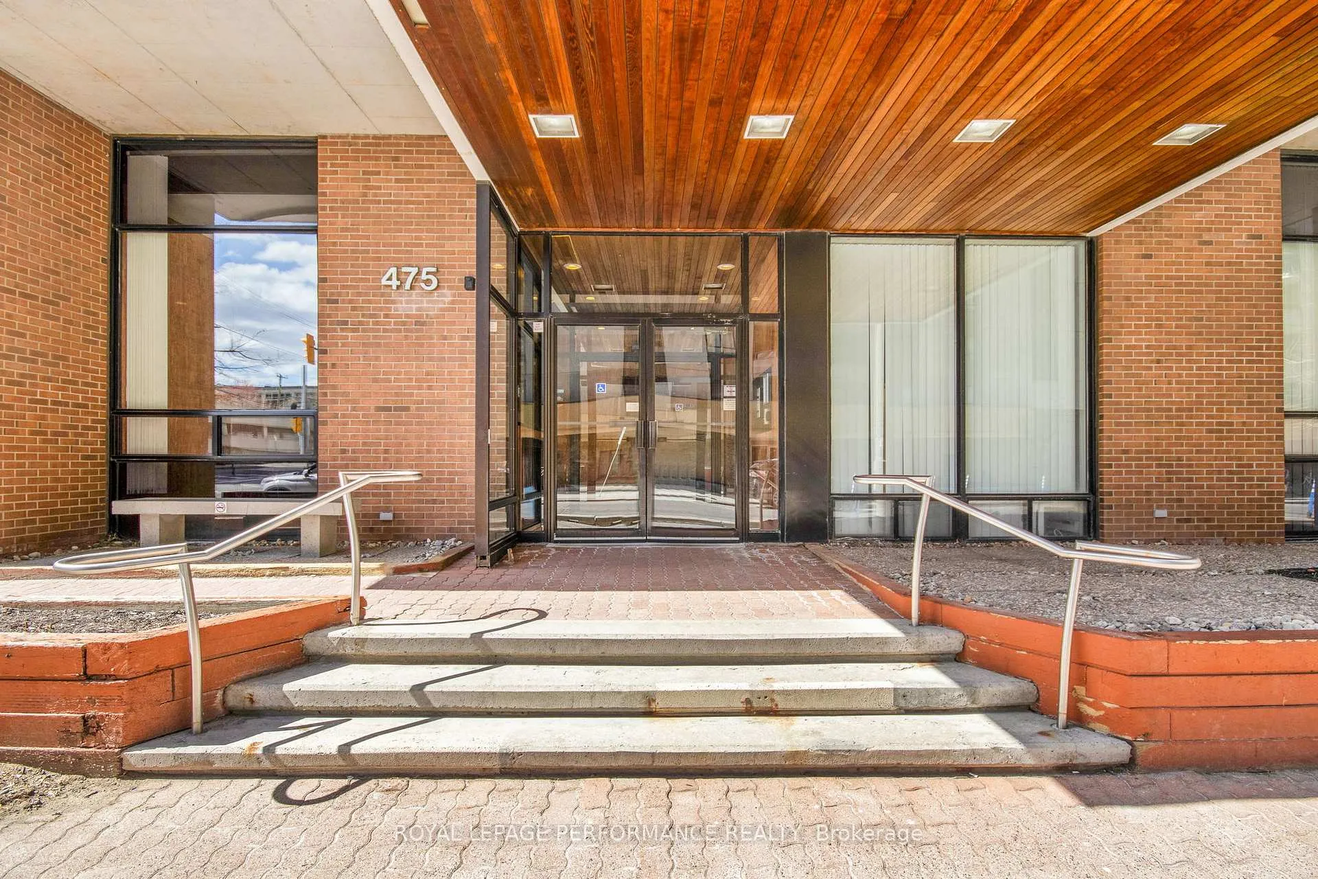 Front of Unit 1108, 475 Laurier Avenue W