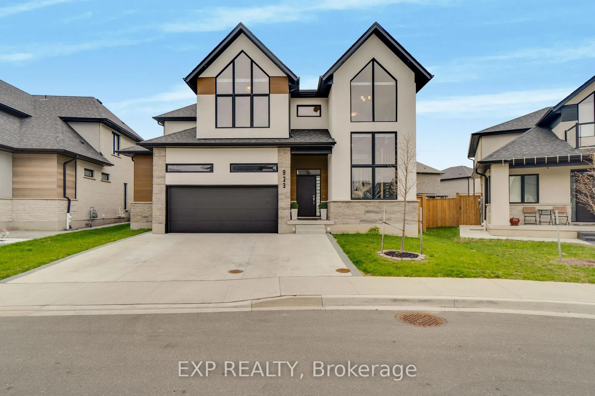 Front of Unit 5, 923 Stonecliffe Walk