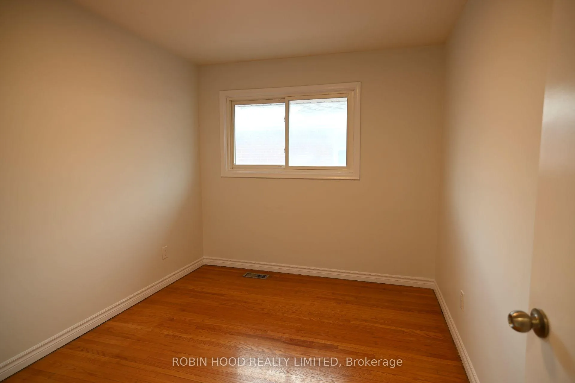 Photo 10 of Unit Unit 1, 40 Winslow Drive, Windsor, Remington Park — HOMEH