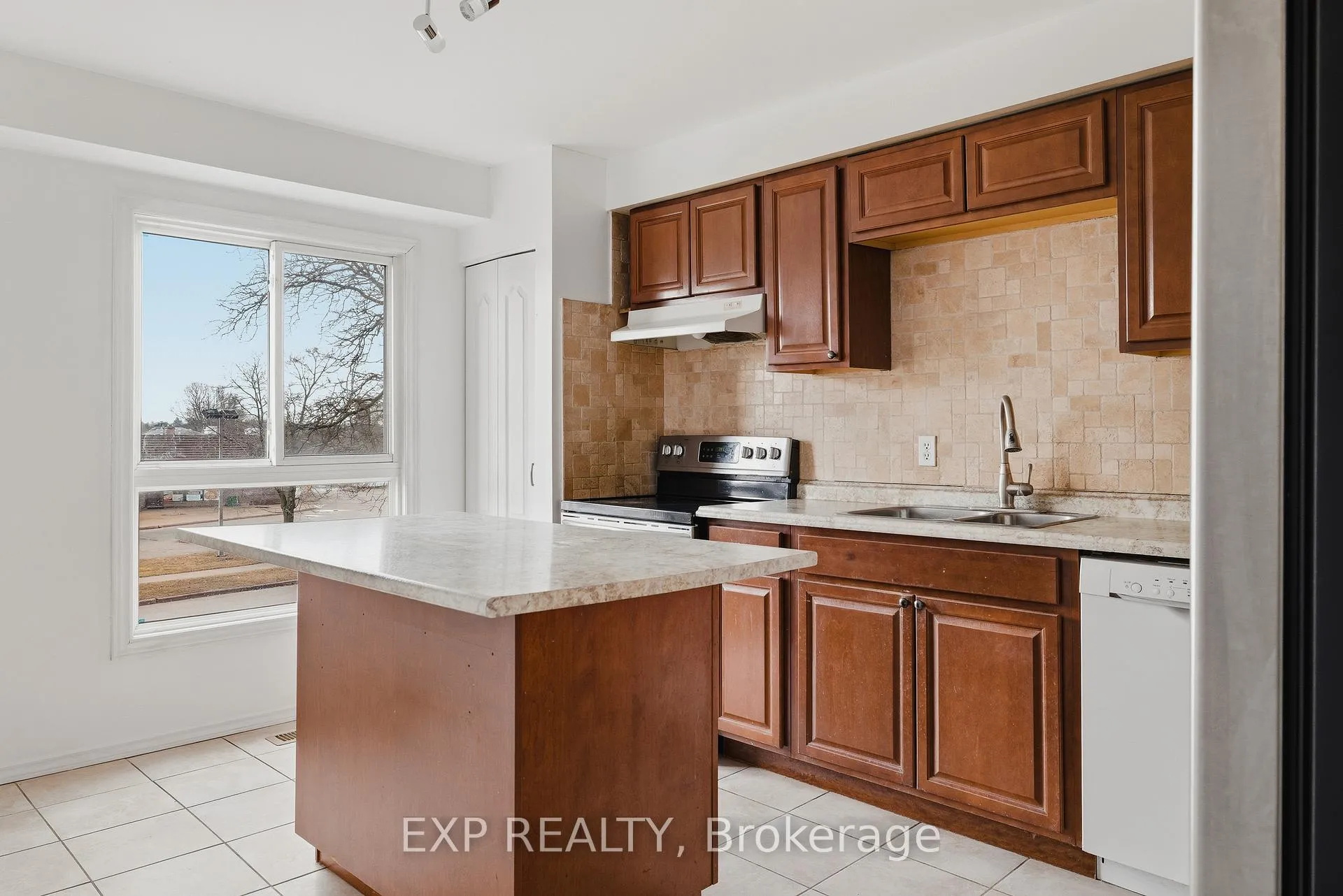 Photo 4 of 55 Dovercliffe Road, Guelph, Dovercliffe Park/Old University — HOMEH
