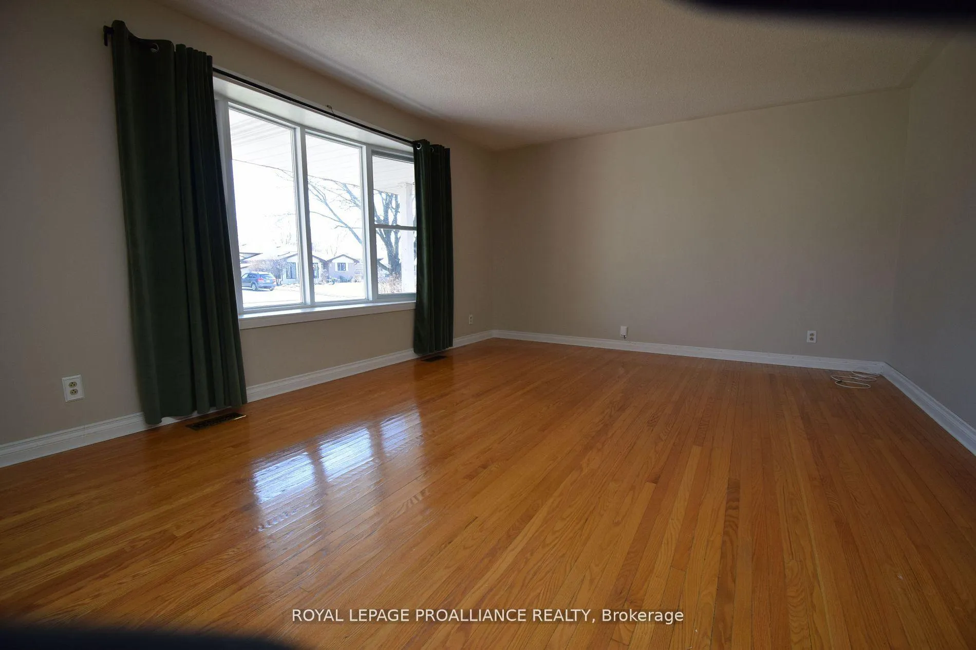 Photo 4 of 8 Walden Circle, Belleville, Belleville Ward — HOMEH