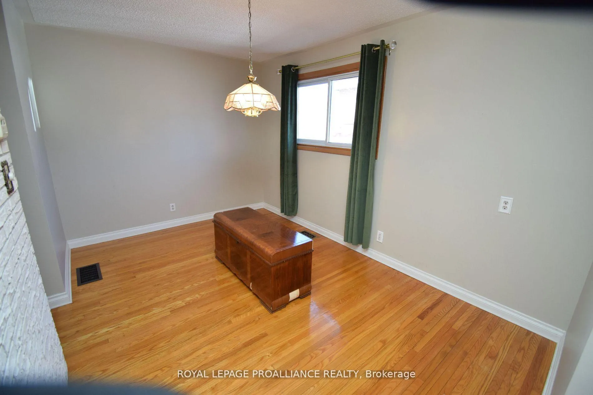 Photo 5 of 8 Walden Circle, Belleville, Belleville Ward — HOMEH
