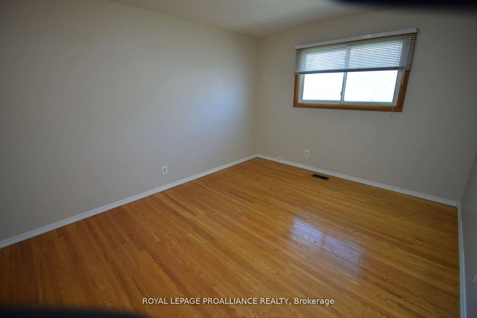 Photo 6 of 8 Walden Circle, Belleville, Belleville Ward — HOMEH