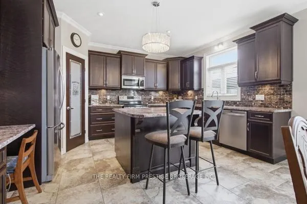 Photo 17 of 38 Veale Crescent, Strathroy-Caradoc, SW — HOMEH