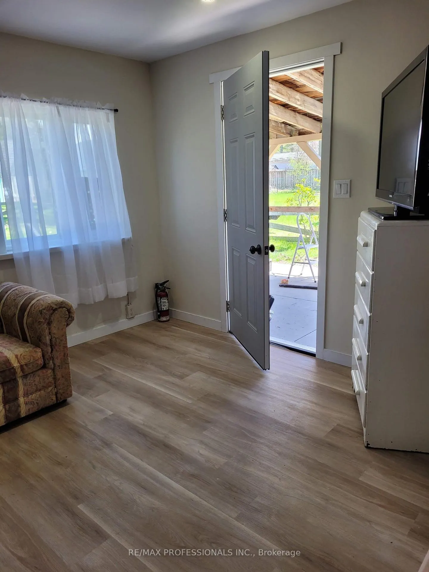 Photo 4 of 39 Beck Street, Wasaga Beach — HOMEH