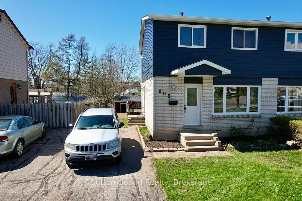 Front of 996 15th B Street E