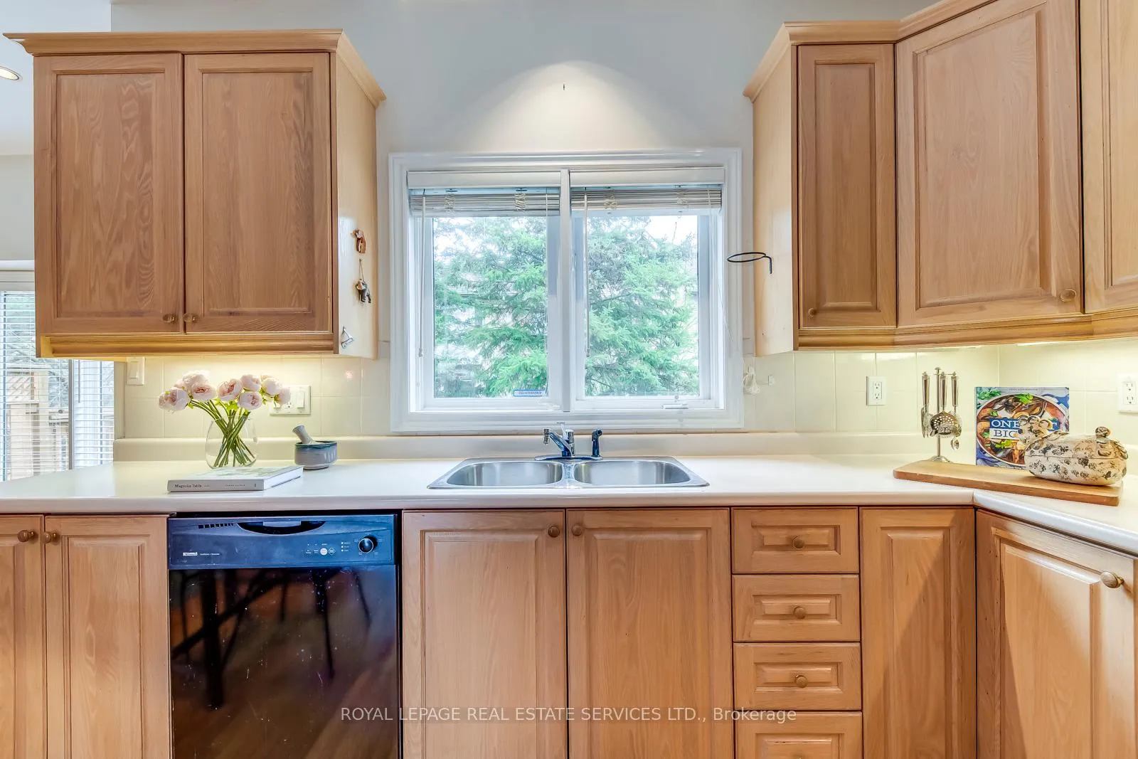 Photo 44 of 175 La Rose Avenue, Etobicoke, Willowridge-Martingrove-Richview — HOMEH