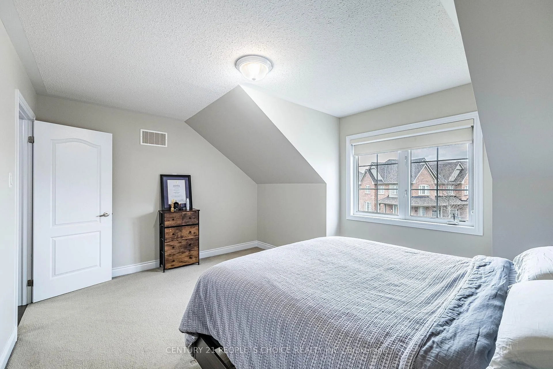 Photo 35 of 65 Honeyview Trail, Brampton, Bram East — HOMEH