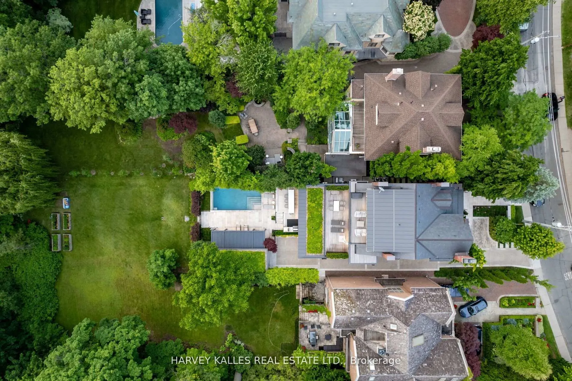 Photo 5 of 27 South Drive, Toronto, Rosedale-Moore Park — HOMEH