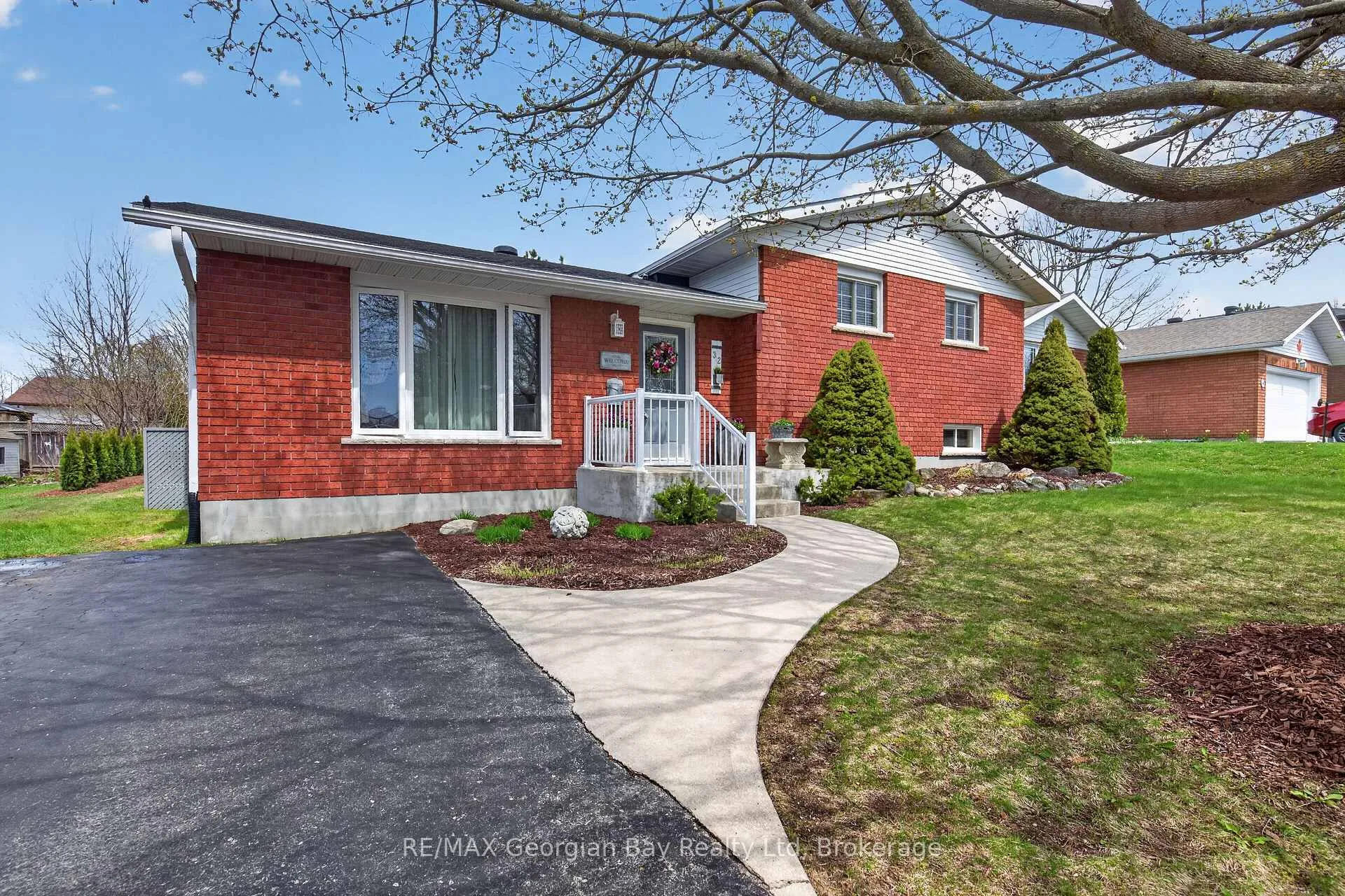 Photo 2 of 32 Bonaventure Place, Penetanguishene — HOMEH