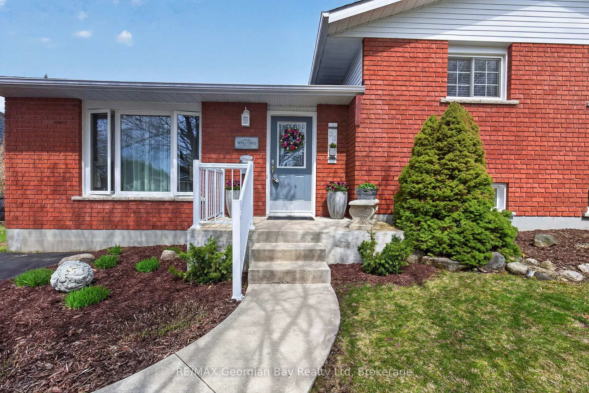 Photo 3 of 32 Bonaventure Place, Penetanguishene — HOMEH