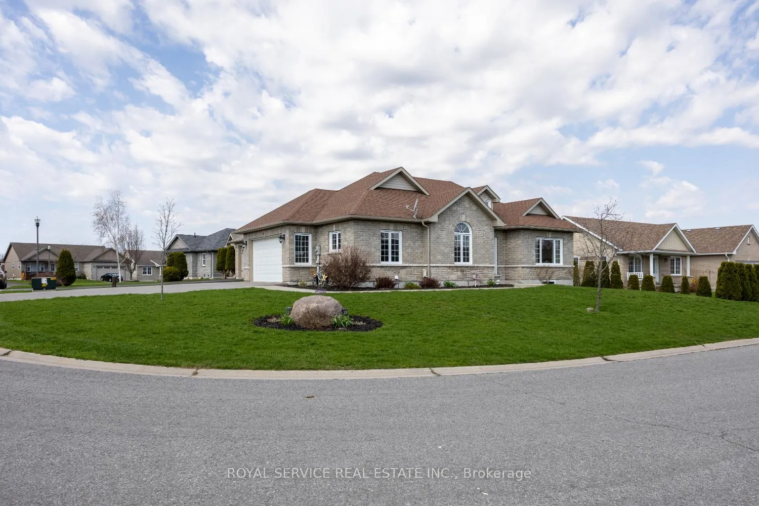 Photo 2 of 16 Cortland Crescent, Prince Edward County, Sophiasburg Ward — HOMEH