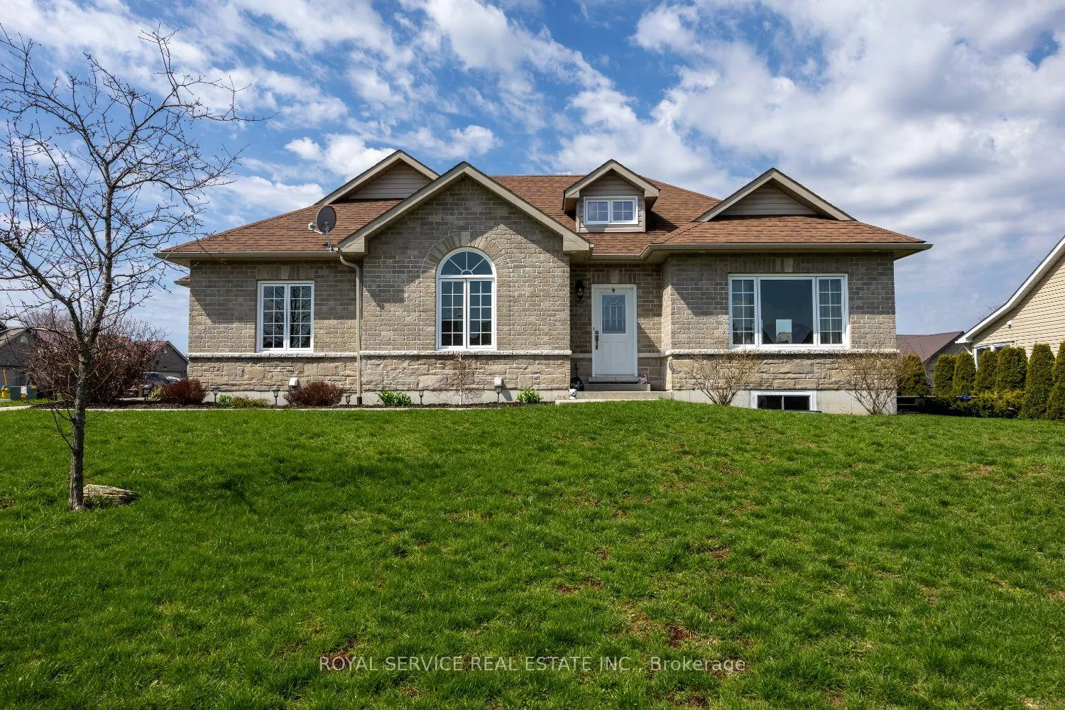 Photo 3 of 16 Cortland Crescent, Prince Edward County, Sophiasburg Ward — HOMEH