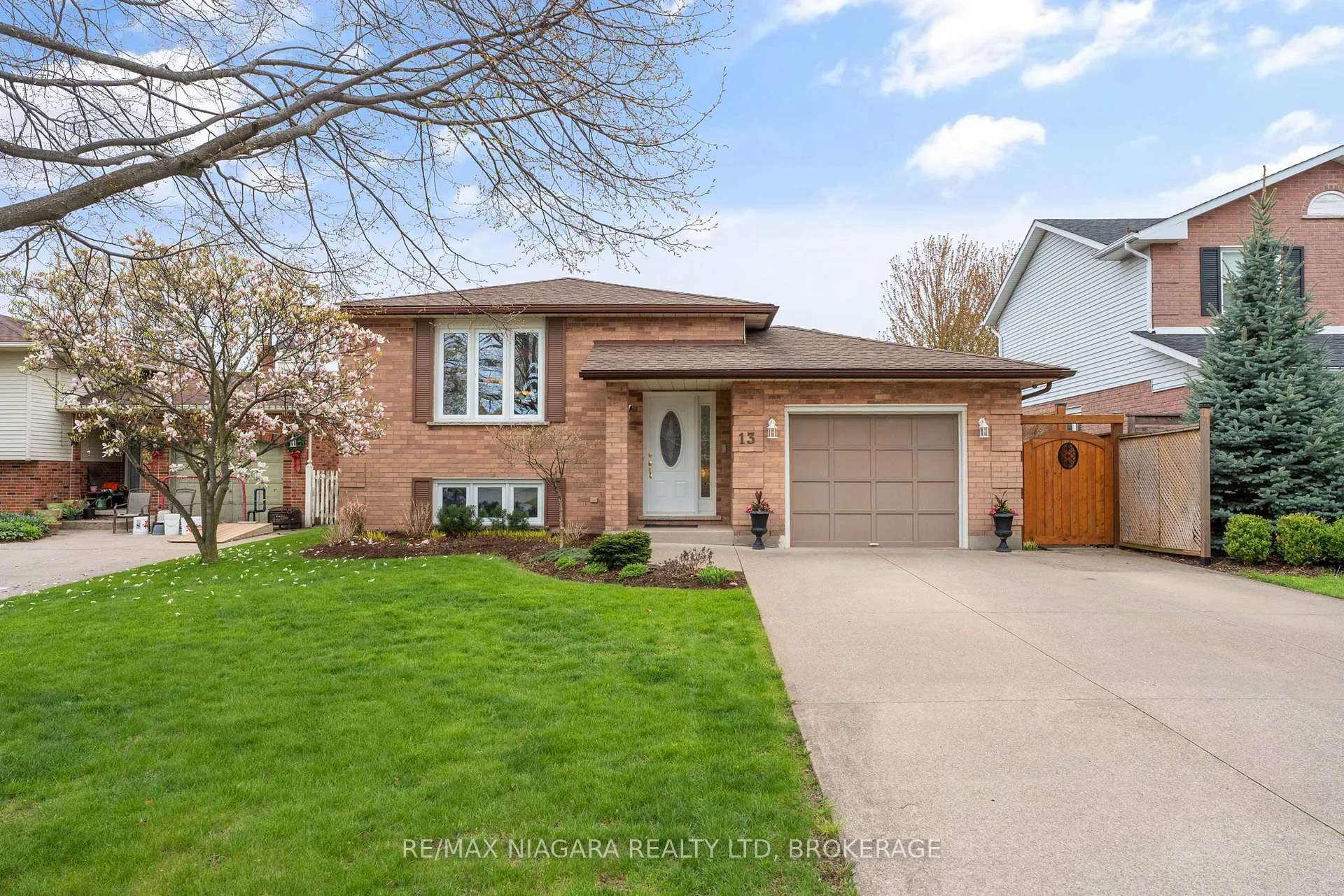 Photo 2 of 13 Cornwell Circle, St. Catharines, Ridley — HOMEH