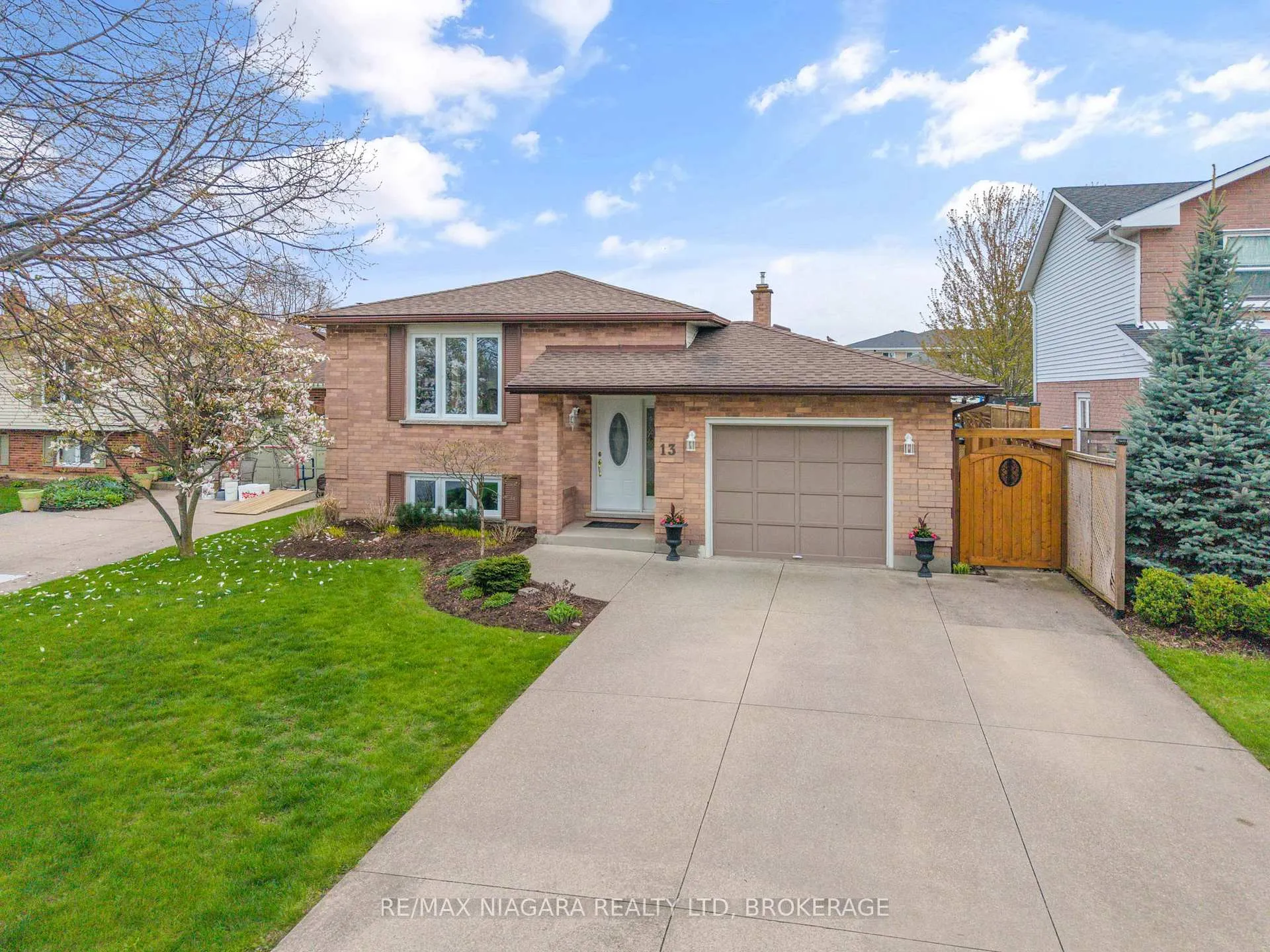 Photo 3 of 13 Cornwell Circle, St. Catharines, Ridley — HOMEH