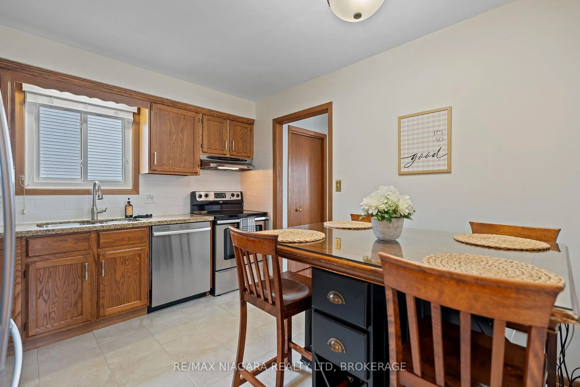 Photo 12 of 13 Cornwell Circle, St. Catharines, Ridley — HOMEH