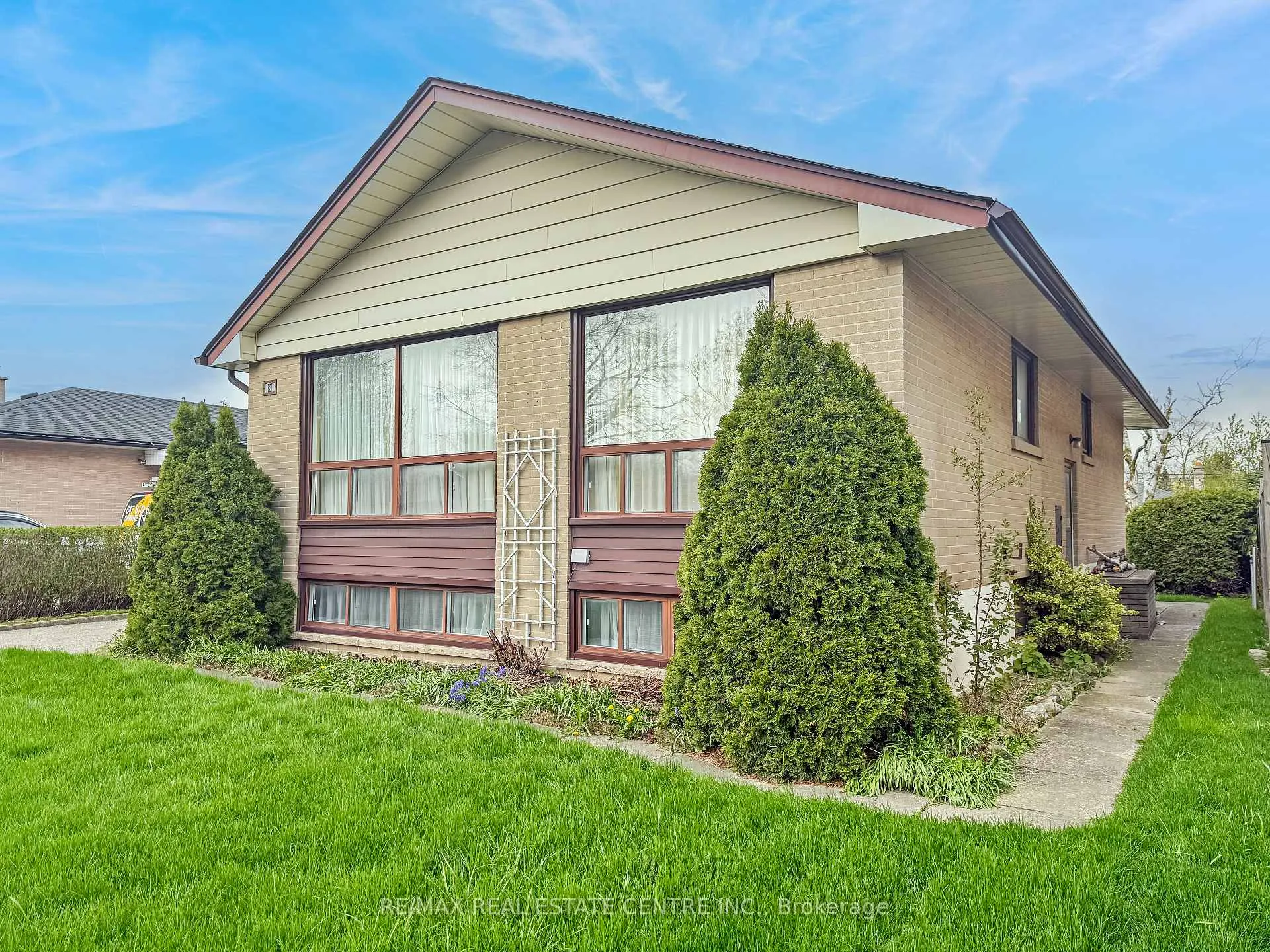 Photo 2 of 8 Powburn Place, Etobicoke, Willowridge-Martingrove-Richview — HOMEH