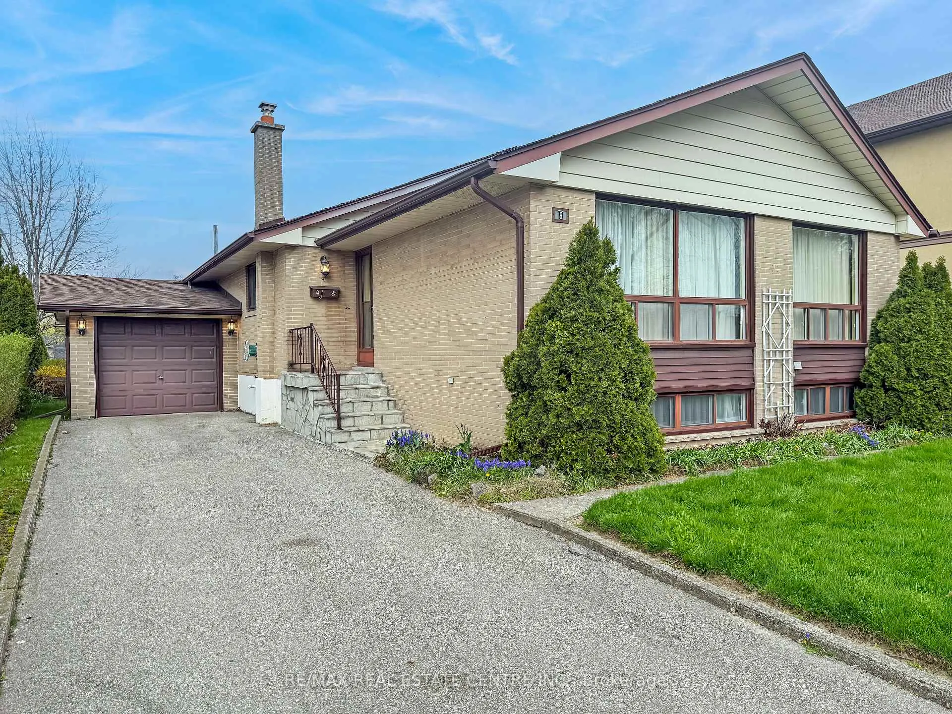 Photo 3 of 8 Powburn Place, Etobicoke, Willowridge-Martingrove-Richview — HOMEH