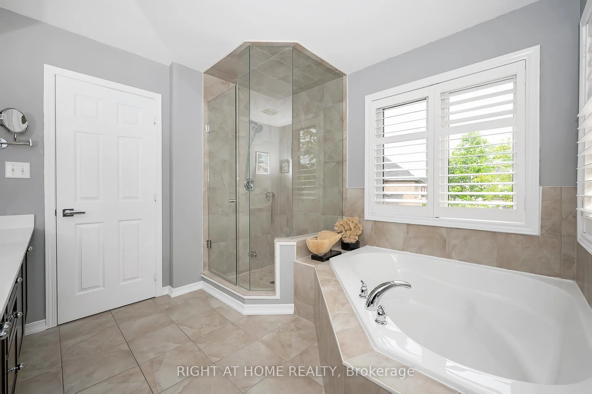 Photo 13 of 4789 Thomas Alton Boulevard, Burlington, Alton — HOMEH
