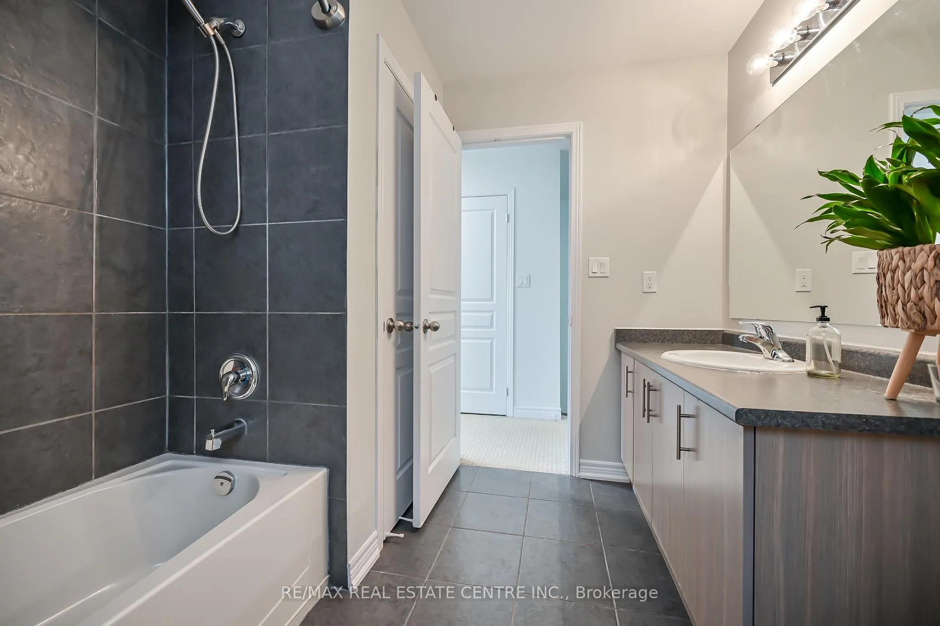 Photo 30 of 226 Lormont Boulevard, Hamilton, Stoney Creek — HOMEH