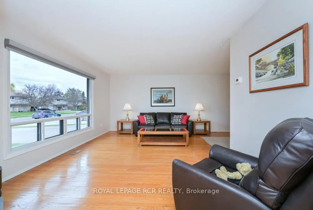 Photo 4 of 52 Ellwood Drive E, Caledon, Bolton East — HOMEH