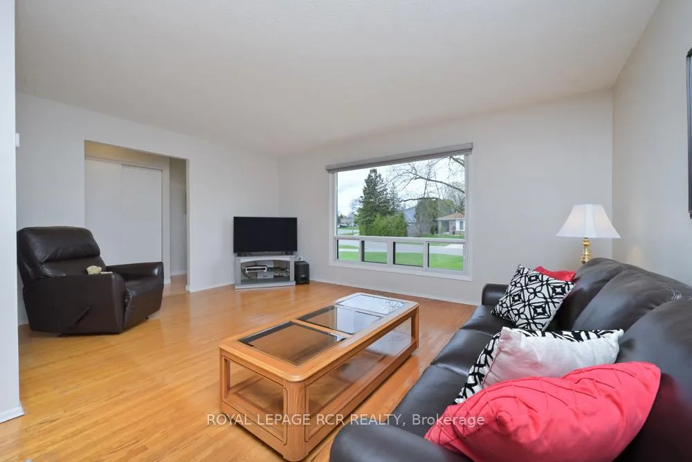 Photo 6 of 52 Ellwood Drive E, Caledon, Bolton East — HOMEH
